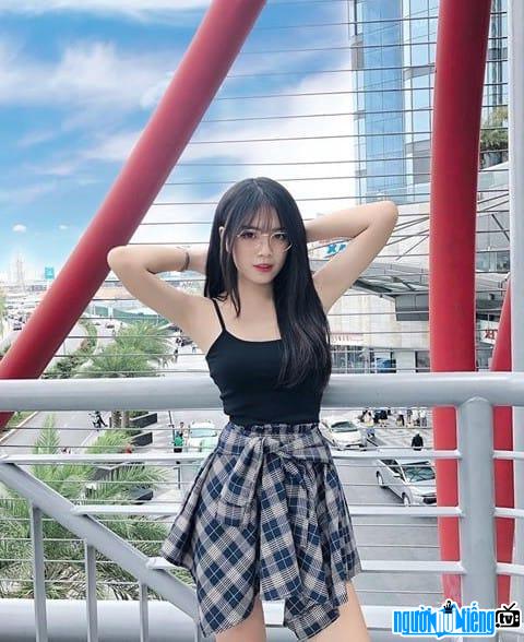  Bao Han shows off her figure with a two-piece shirt
