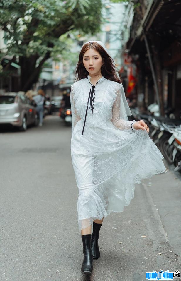  Tran Quynh is beautiful and confident on the street