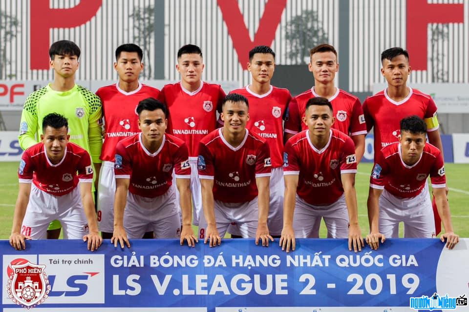  Thai Hieu and his teammates participating in the national football tournament 2019