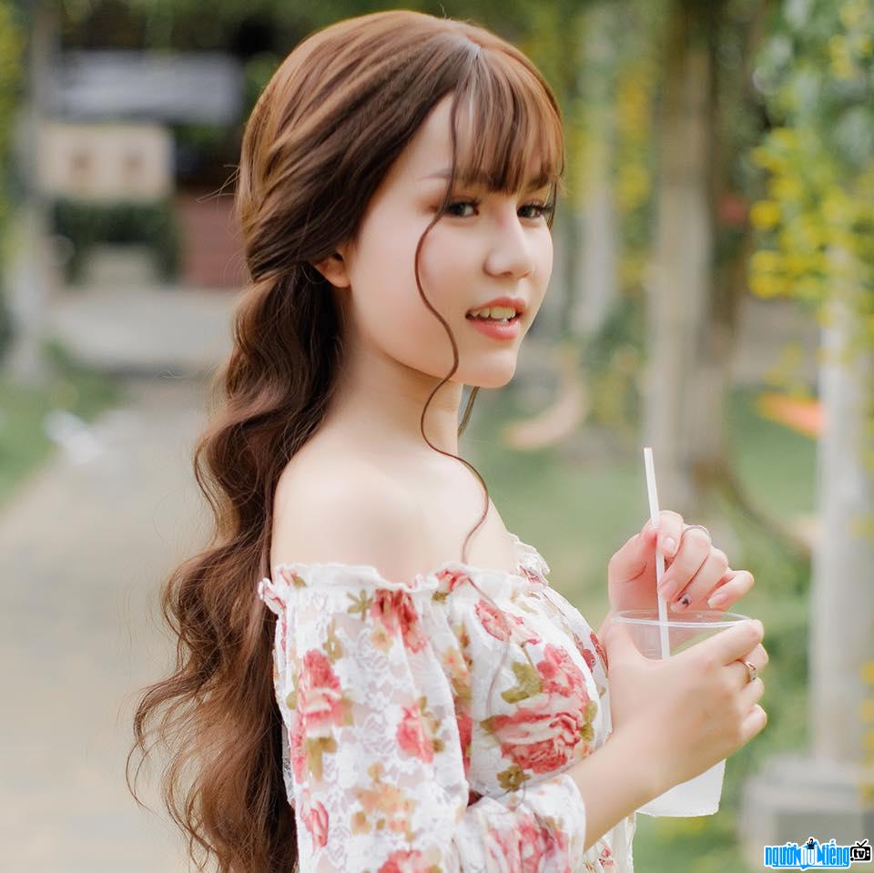  Beautiful and gentle Ngoc Diem with long curly hair