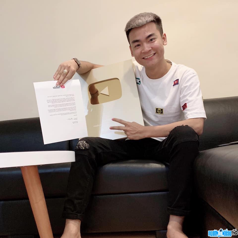  Streamer Quang Cuon receives a Youtube golden button