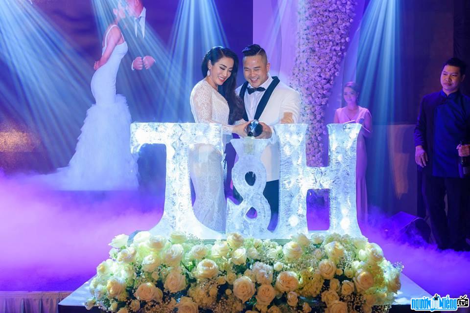  Phuong Thuy with her husband in a luxurious wedding