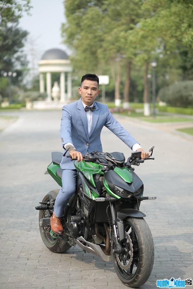  Huu Duong riding a large motorcycle