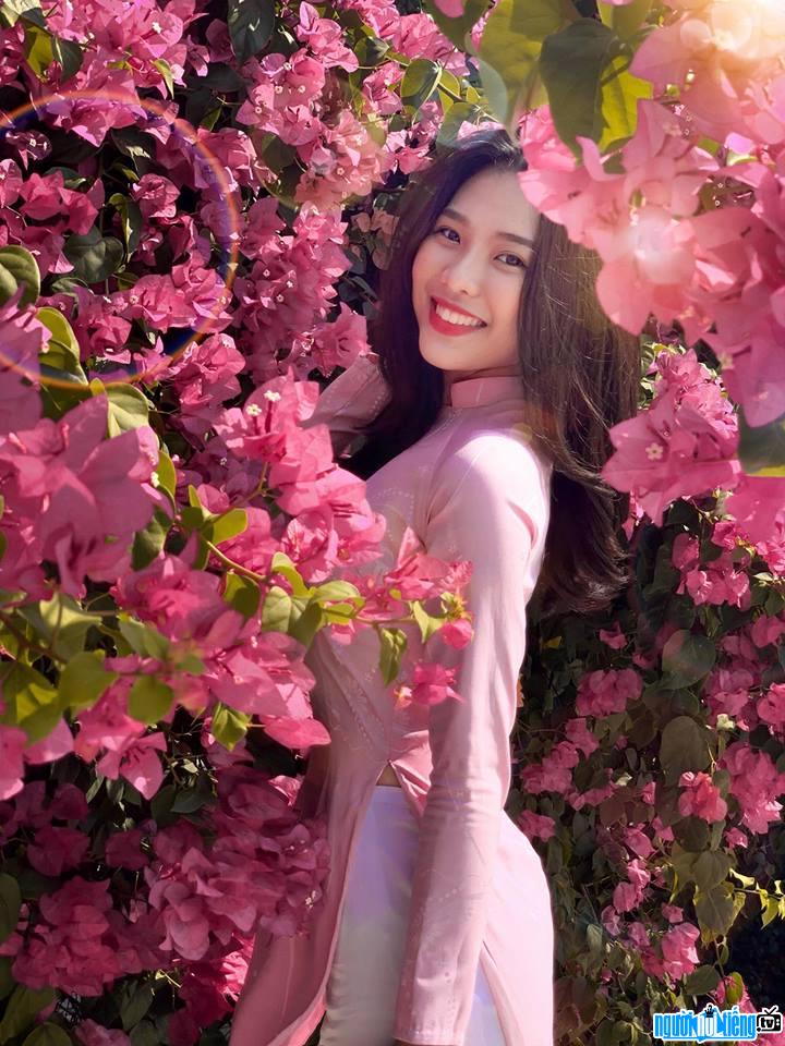Minh Tu shows off her beauty in the bougainvillea