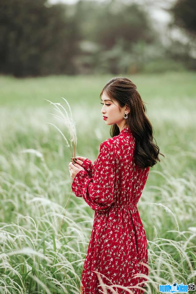  Ngoc Huyen is like a fairy in the field of reed flowers