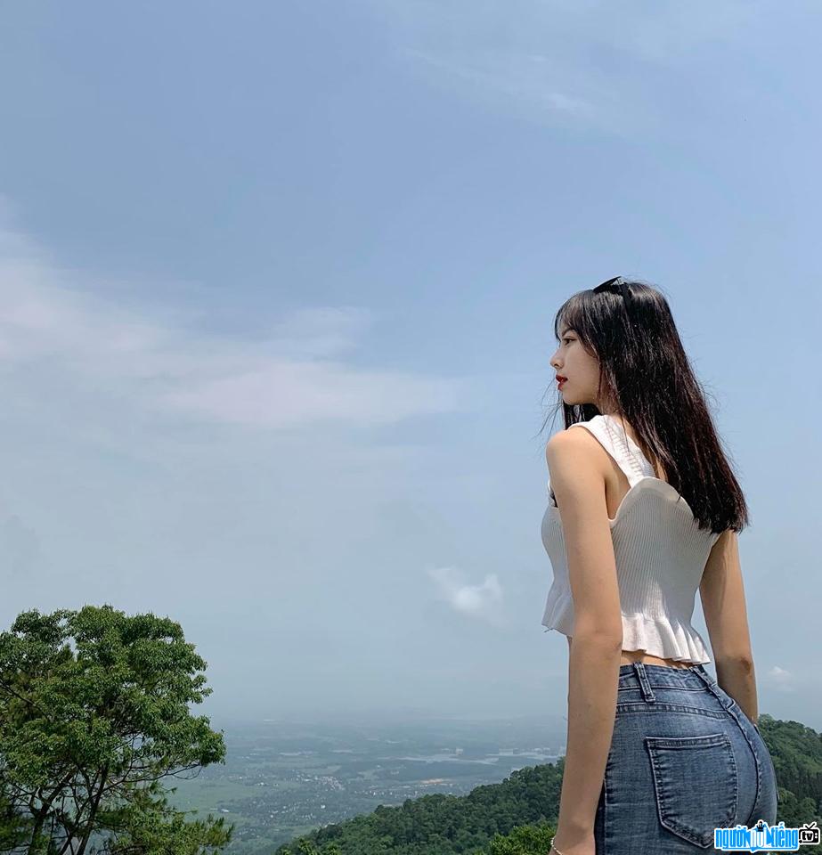  Ngan Ha shows off her figure with heaven and earth