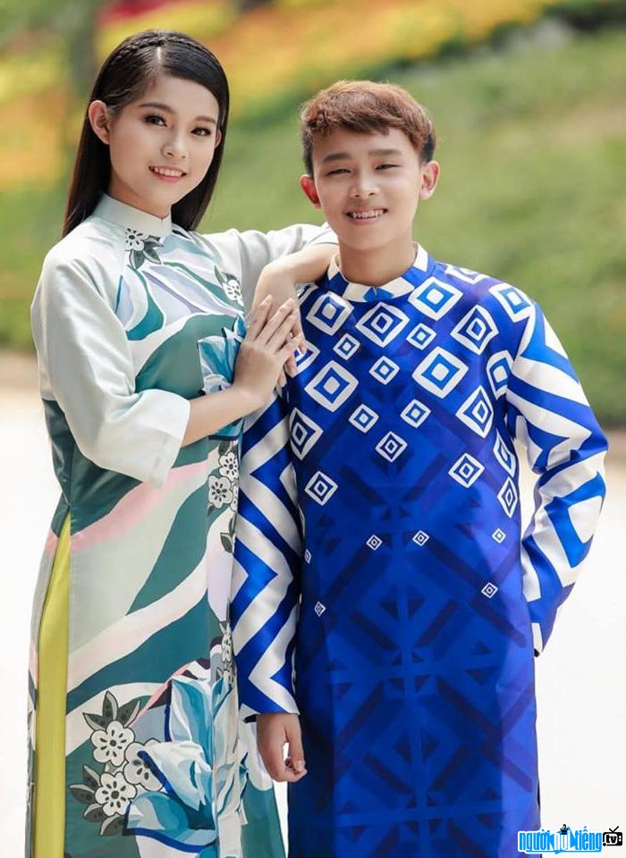  Tuyet Nhung takes pictures with Ho Van Cuong