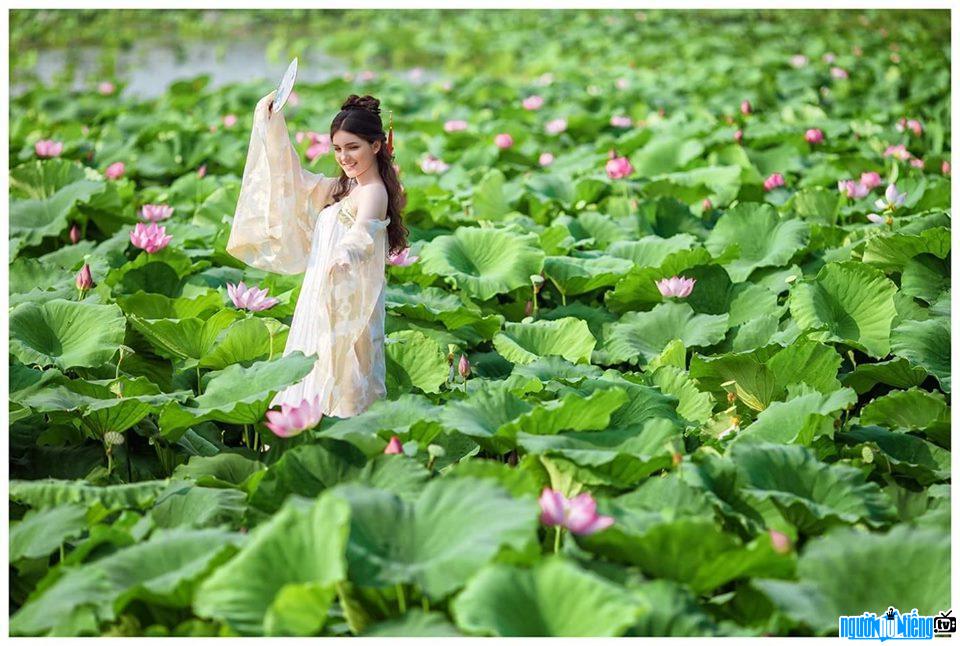  Hotgirl Ngoc Hang flaunts her figure by the lotus lake