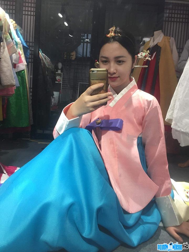 Ngọc Ánh xinh đệp tron bộ đồ hanbok