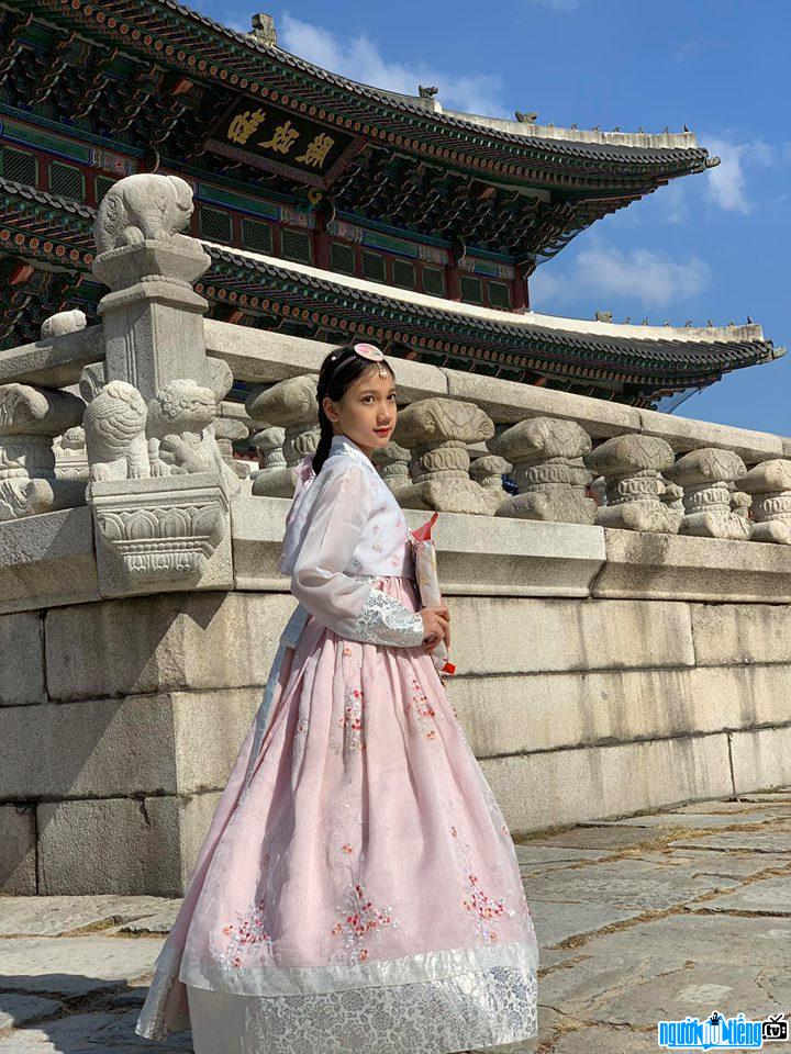Hạ Vi xinh đẹp trong sáng trong trang phục Hanbok