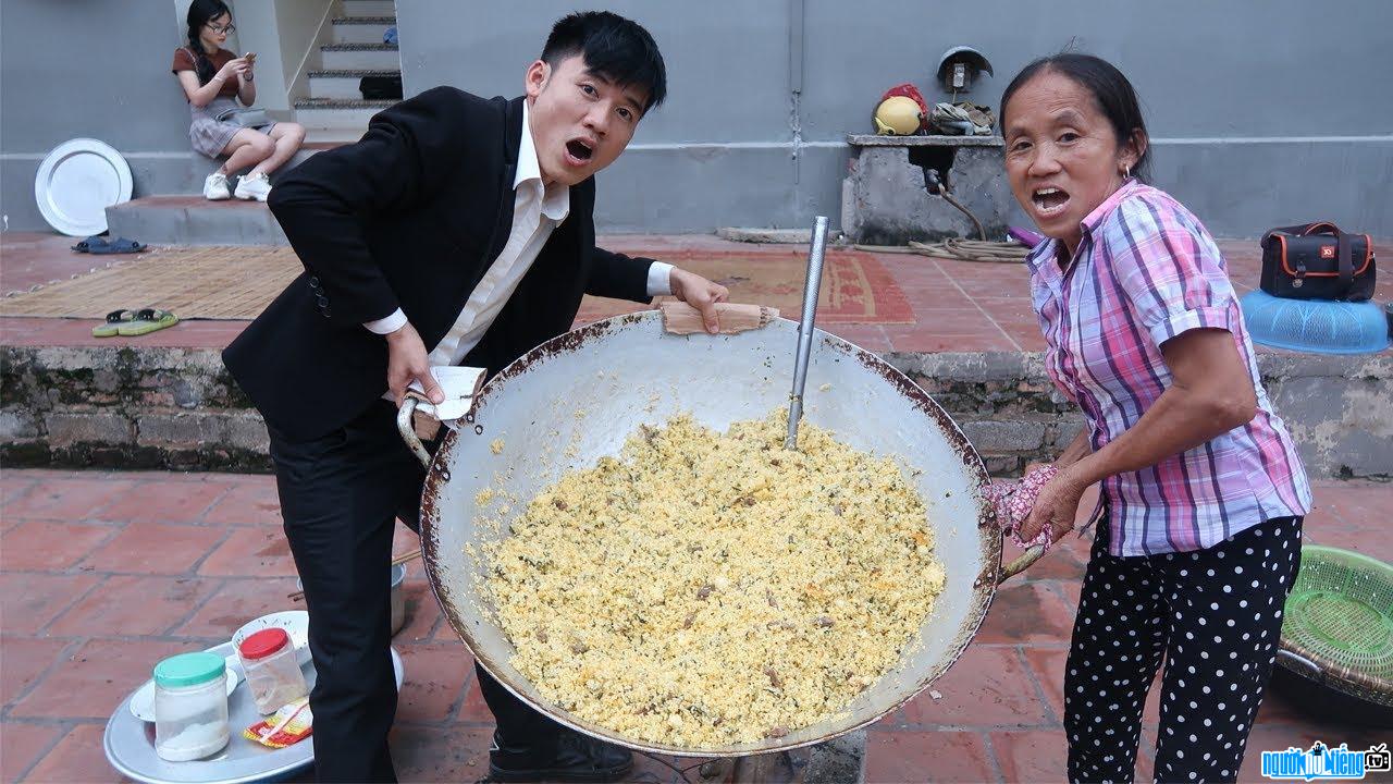 Mrs. Tan Vlog making a giant pot of fried rice with beef melon