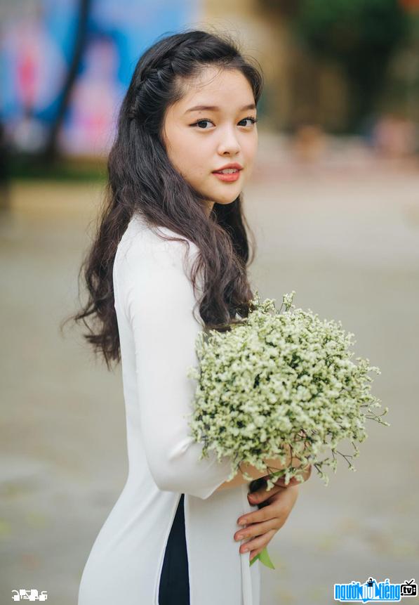  Bao Han is beautiful in a white long dress