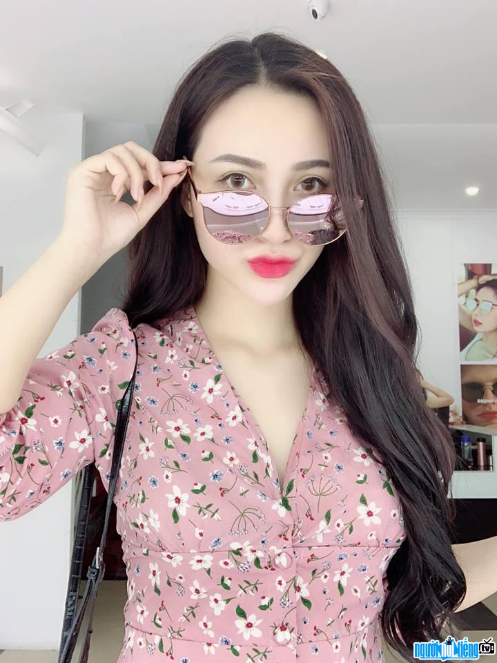  personality Bich Thuy with pink glasses