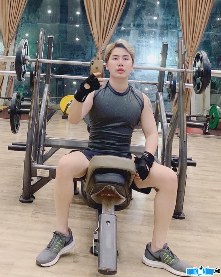  Nhu Vu is very hard at the gym