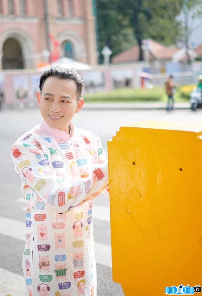  Actor Huu Tien stands out in traditional ao dai