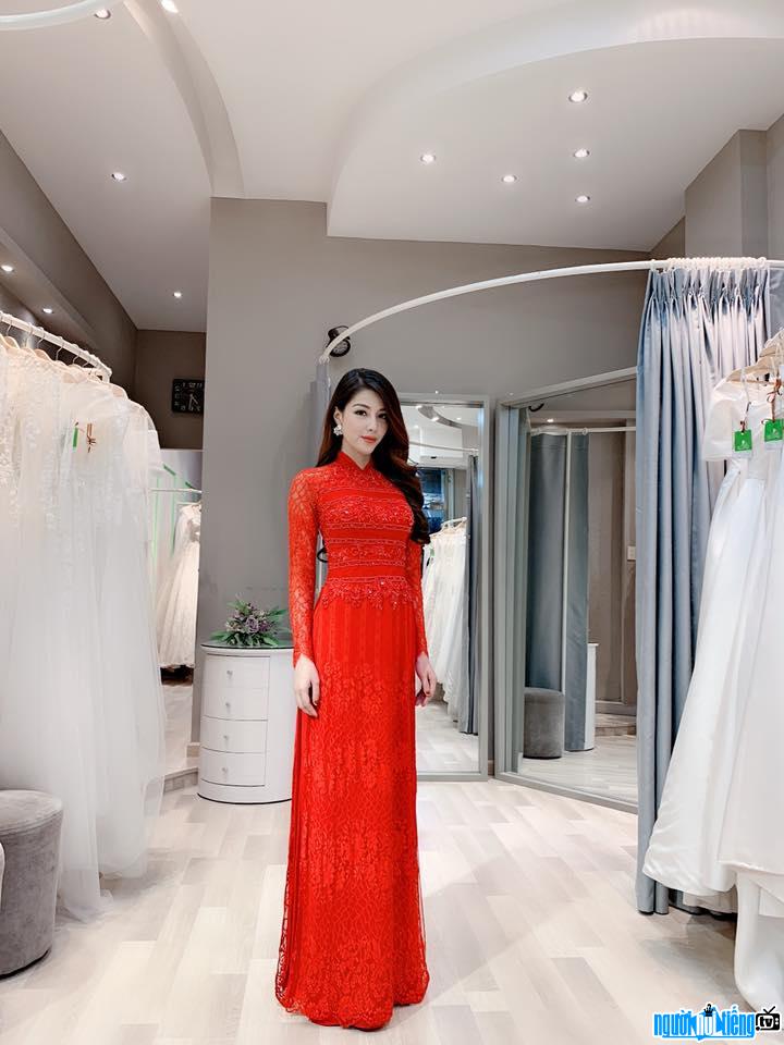  Image of Yen Nhi is beautiful and gentle with a long dress