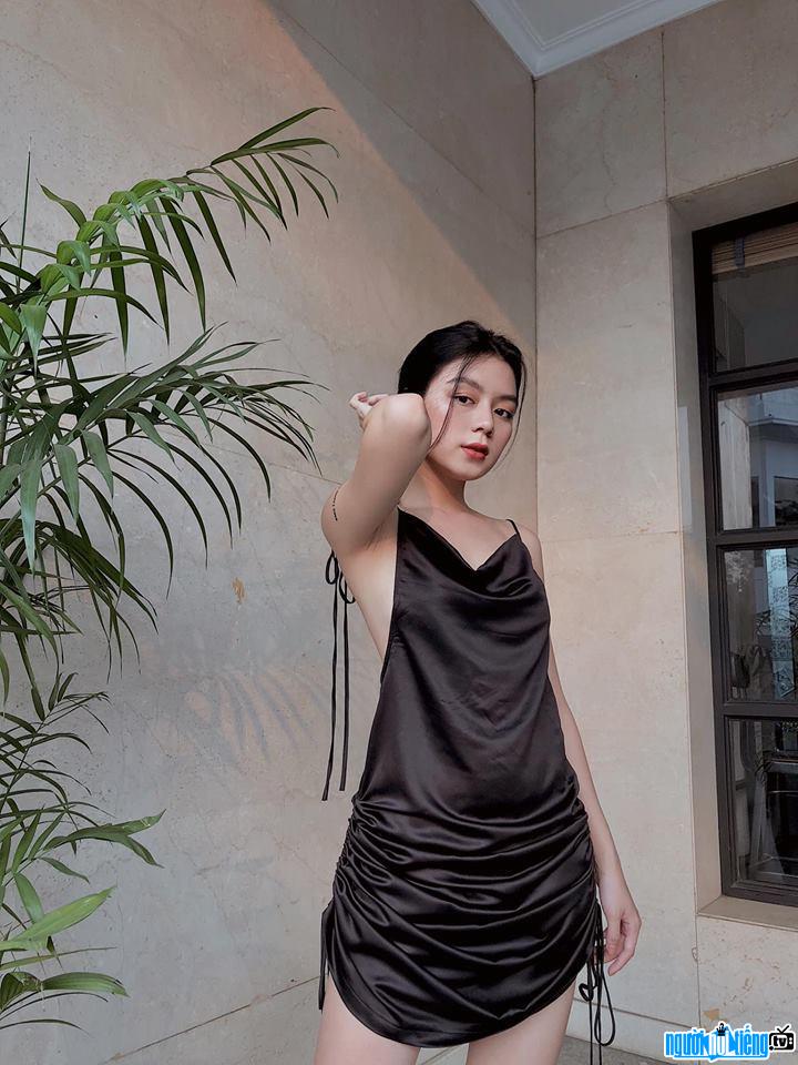Huỳnh Như với trang phục sexy cuốn hút