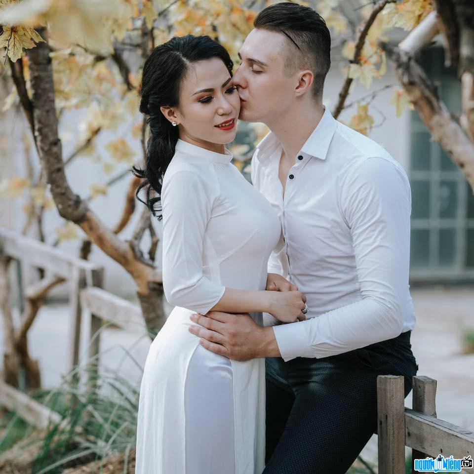  gentle Nguyen Thi Hieu in ao dai with her husband