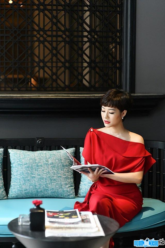 CEO Hoàng Kim Ngọc xinh đẹp dịu dàng với đầm đỏ