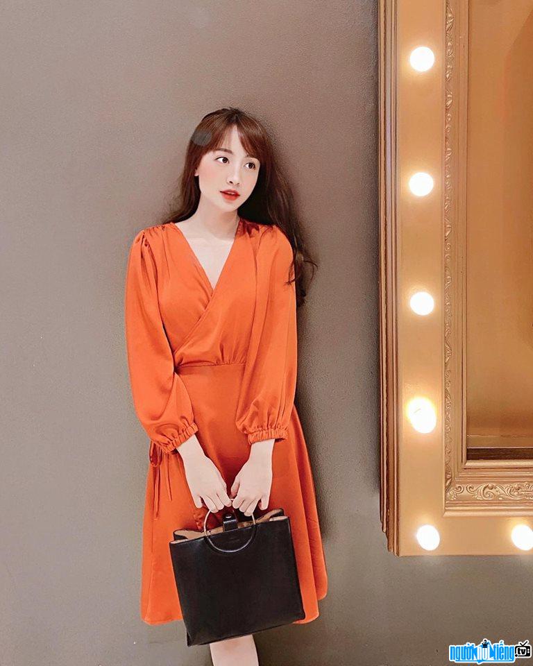  gentle and beautiful Hong Phuc with orange skirt