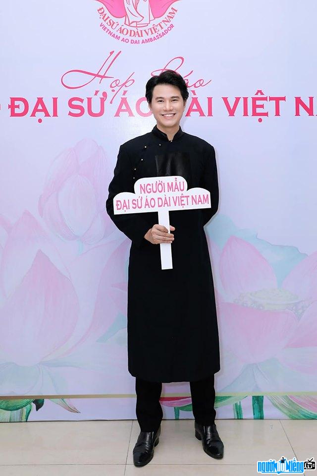  MC Manh Cuong is ambassador for Vietnam's long dress 2019
