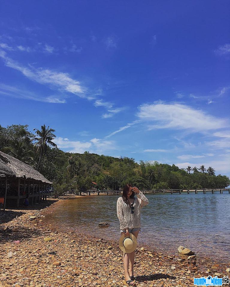  Ai Xuan shows her figure on the beach