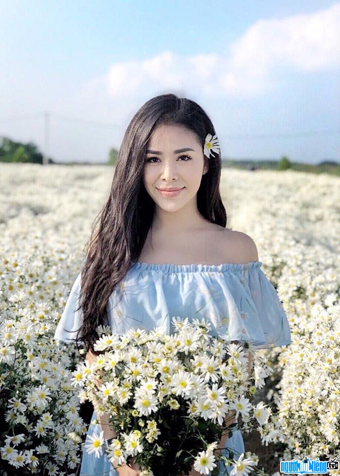  Hang Pham shows off her figure in the field of daisies