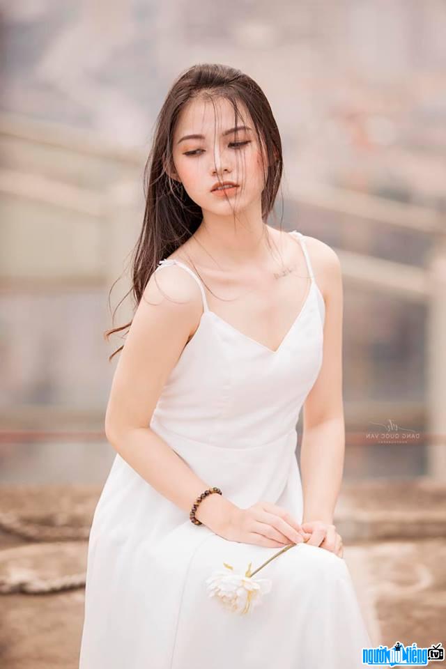  Khanh Linh shows off her figure with a two-piece skirt