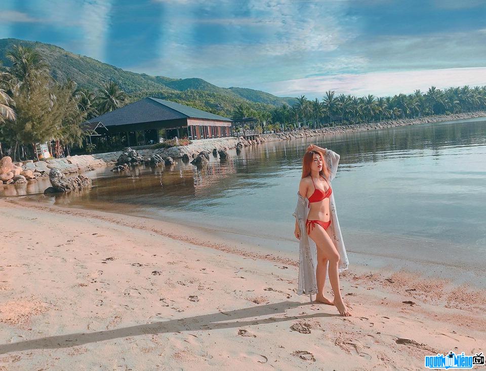  Tong Khanh Linh shows off her hot body on the beach
