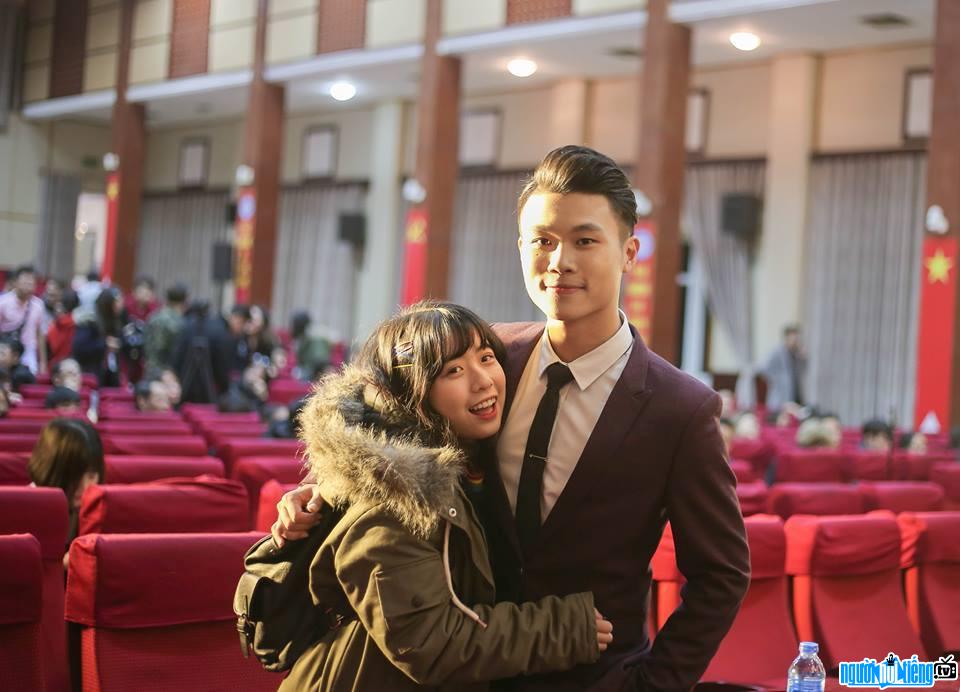  Thanh Phong takes pictures with his girlfriend