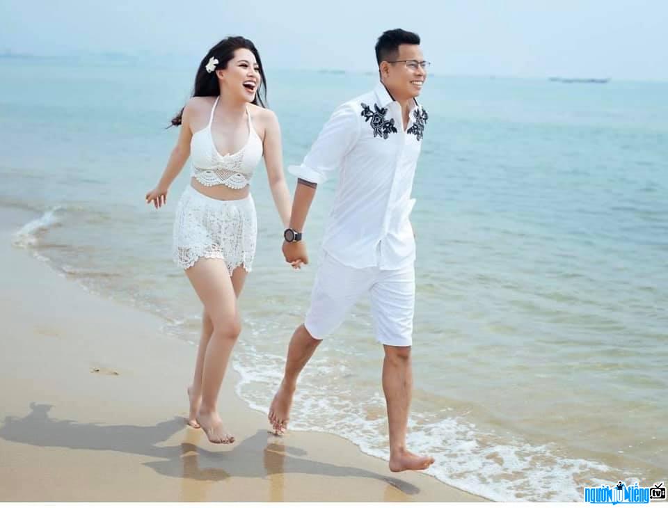  beautiful Hoang Sang walking with her husband on the beach