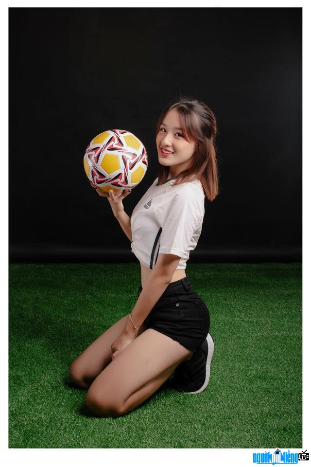  Hoang Linh is beautiful with a round ball