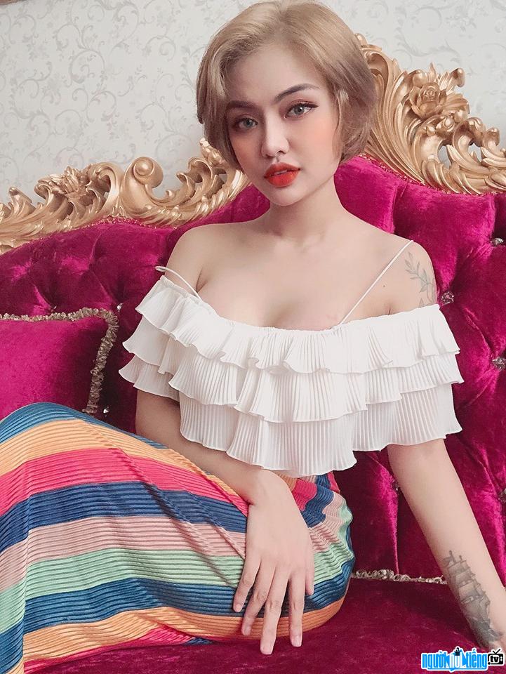  Thanh Van shows off her sexy bare shoulders with a hot bust