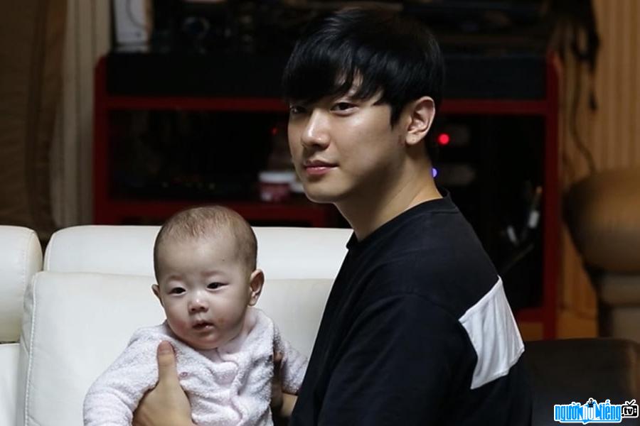  American male MinHwan got married early and had children at the age of 26