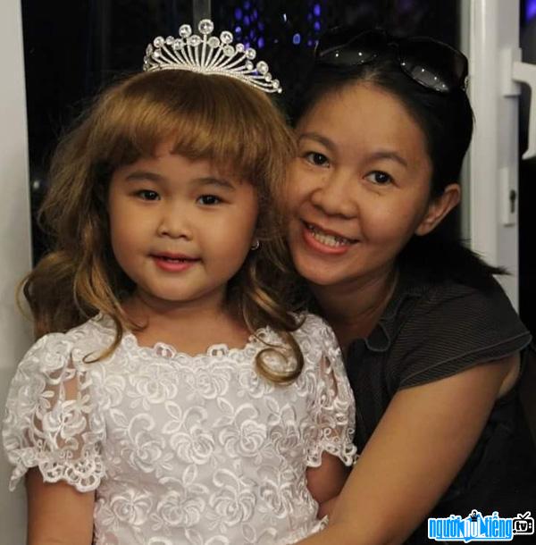  Photo of child actor Nguyen Ngoc Kim Thu with her mother