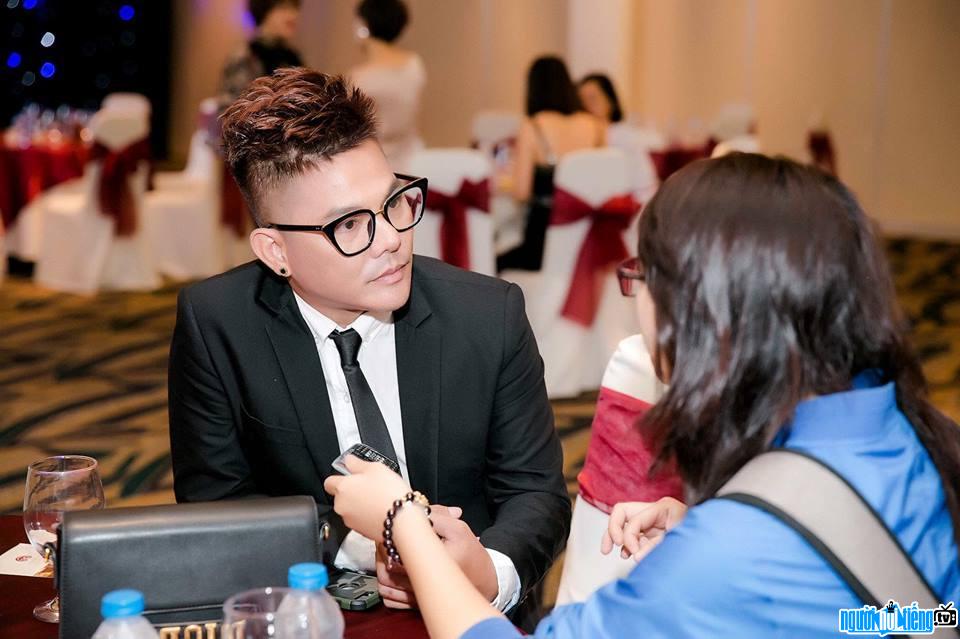  Phuc Nghia's makeup artist "is in love with" many beauties of the world. Vietnamese showbiz