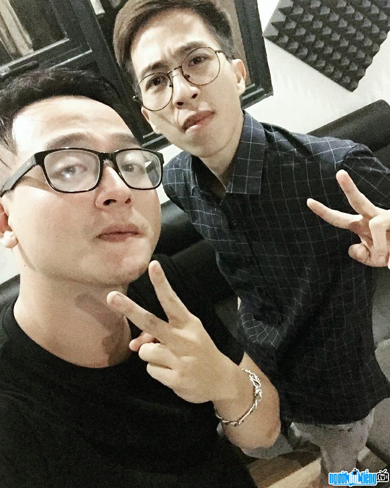  Photo of music producer Nhat Nguyen and streamer Hoang Viruses
