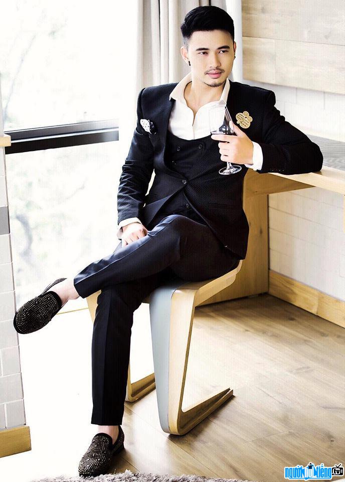  Picture of actor Hung Chilhyun being luxurious and elegant with a veston