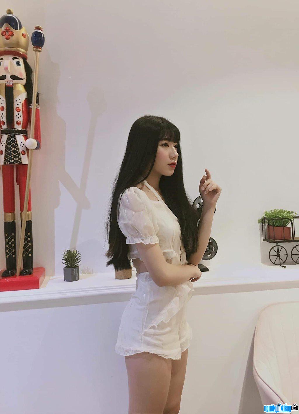 Hình ảnh người mẫu Uyên Chi gợi cảm với tone trắng