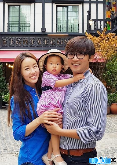 Picture of singer Ahn Jae Wook with his wife and daughter