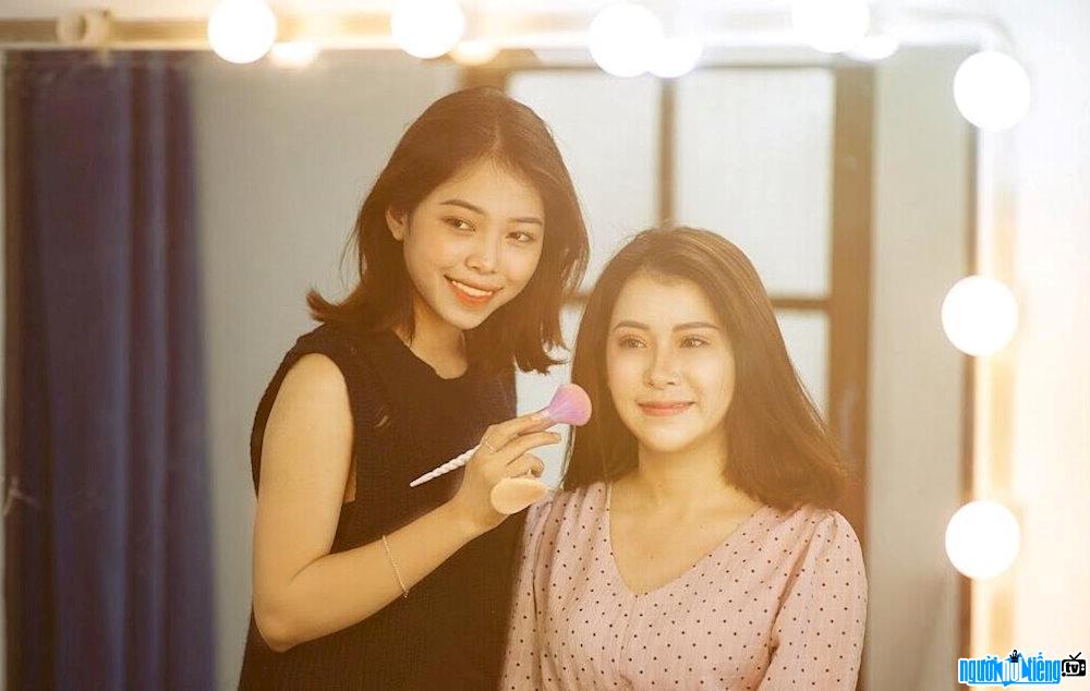Photo of Hoa Hera makeup artist doing makeup for a customer