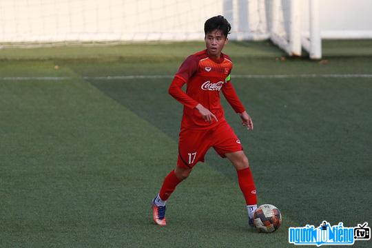 Hình ảnh cầu thủ Phan Thanh Hậu trên sân cỏ