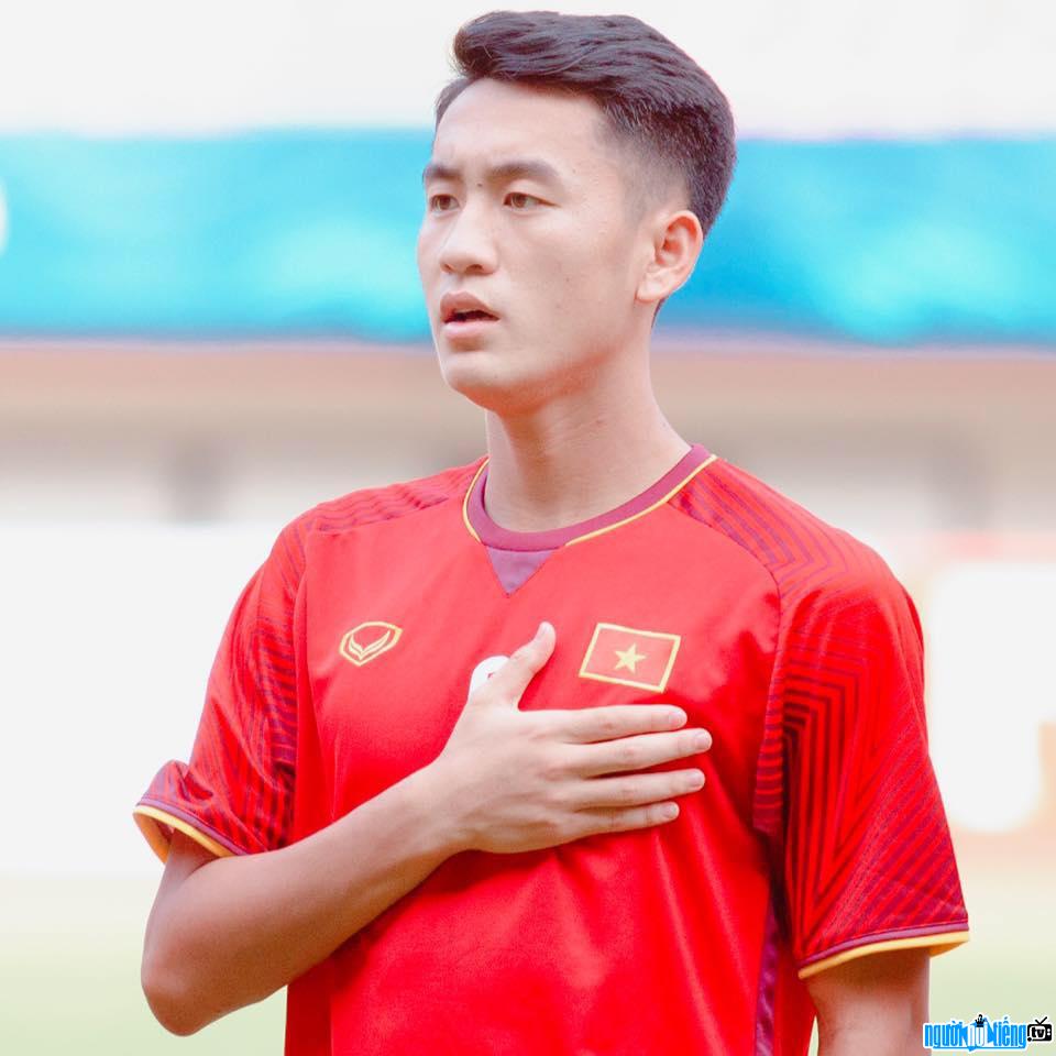 Hình ảnh cầu thủ Lê Xuân Tú đang hát quốc ca