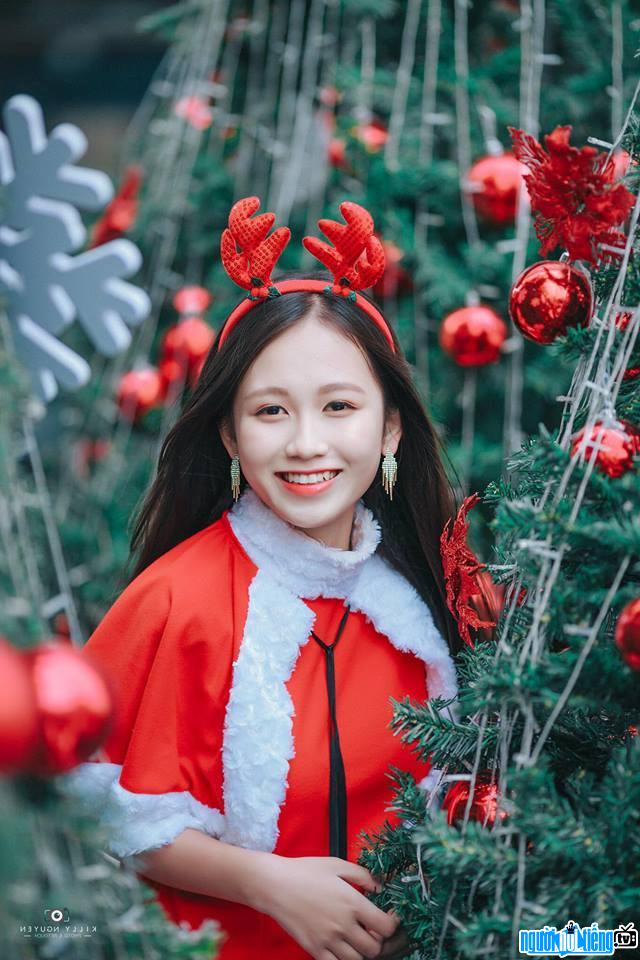 Hot teen Tran Khanh Linh in Christmas pictures