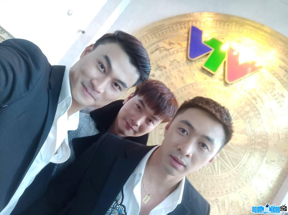  Photo of actor Truong Hoang and his colleagues