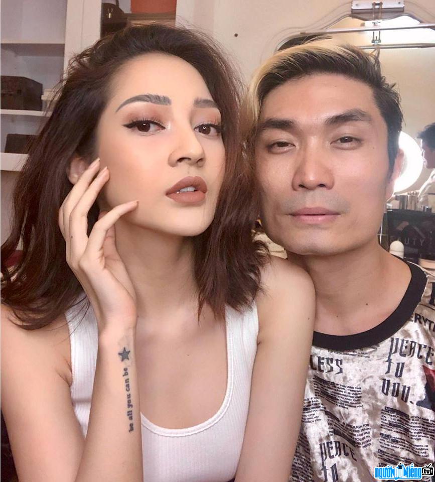 Nguyen Hung took a photo with singer Bao Anh