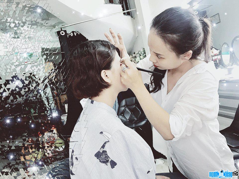  Nhi Le is doing makeup for customers