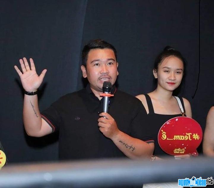  Picture of director Ly Minh Thang in the introduction of the movie "Vu Quy Dai Noi" "