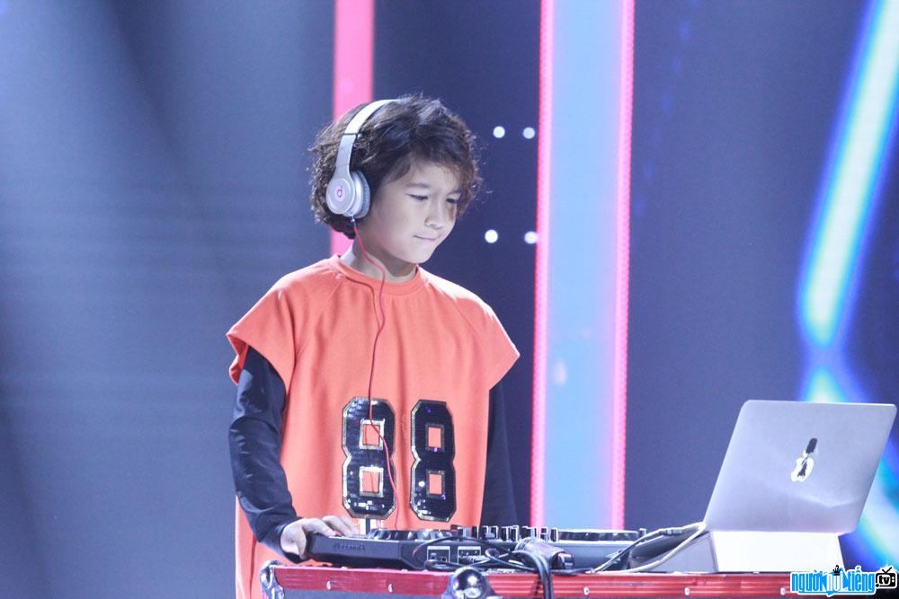 Image of child star Kelvin Huynh Alves on Little Talent stage