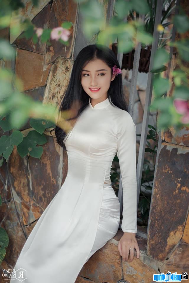  Chu Huyen is graceful in a white dress